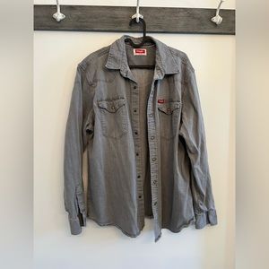 Grey men’s wrangler pearl snap shirt size L